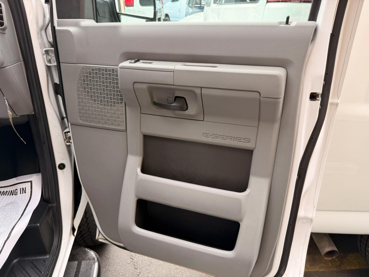 Ford Econoline E-350 XL Super Duty 2012