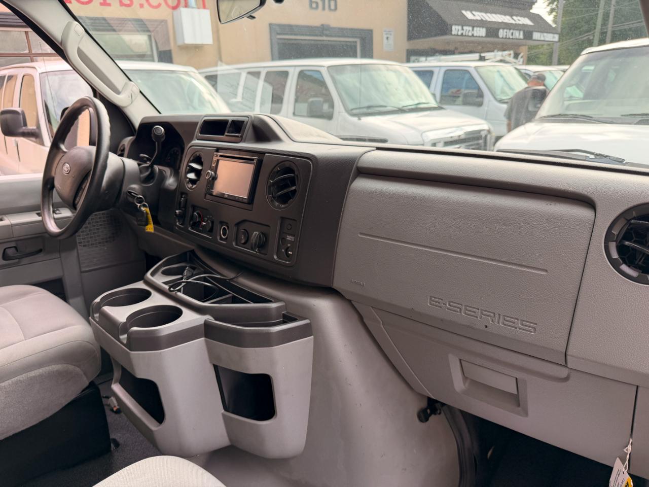 Ford Econoline E-350 XL Super Duty 2012