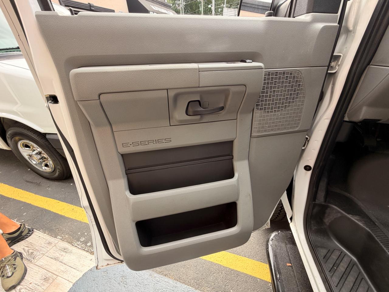 Ford Econoline E-350 XL Super Duty 2012