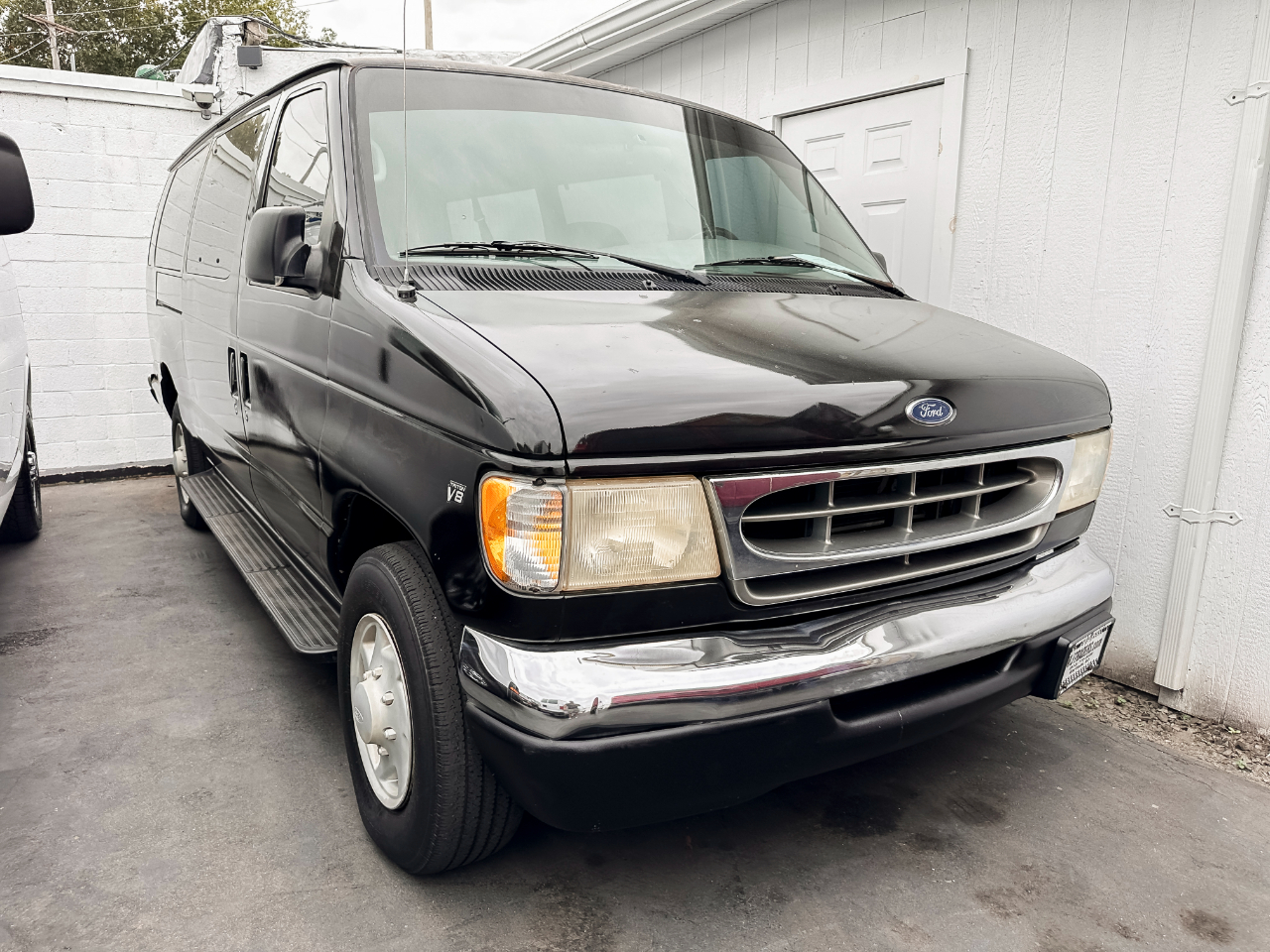 2001 Ford Econoline Wagon XL's photo