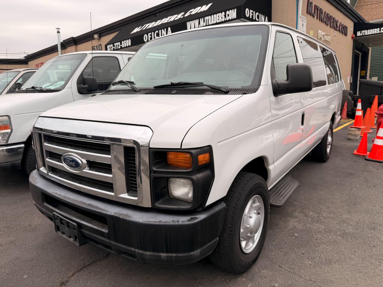 Ford Econoline E-350 XLT Super Duty Extended 2012