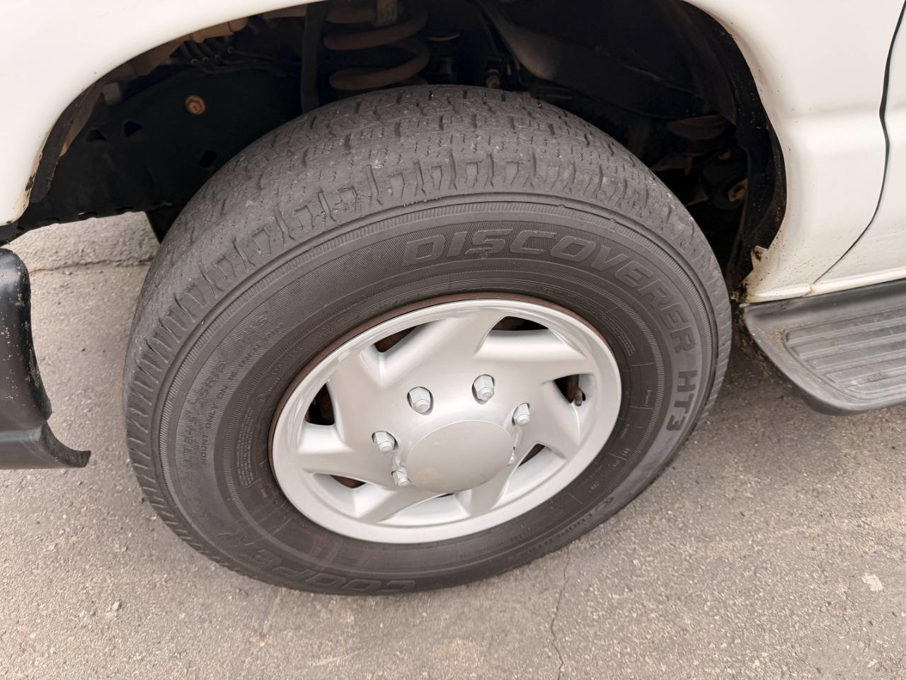 Ford Econoline E-350 XLT Super Duty Extended 2012