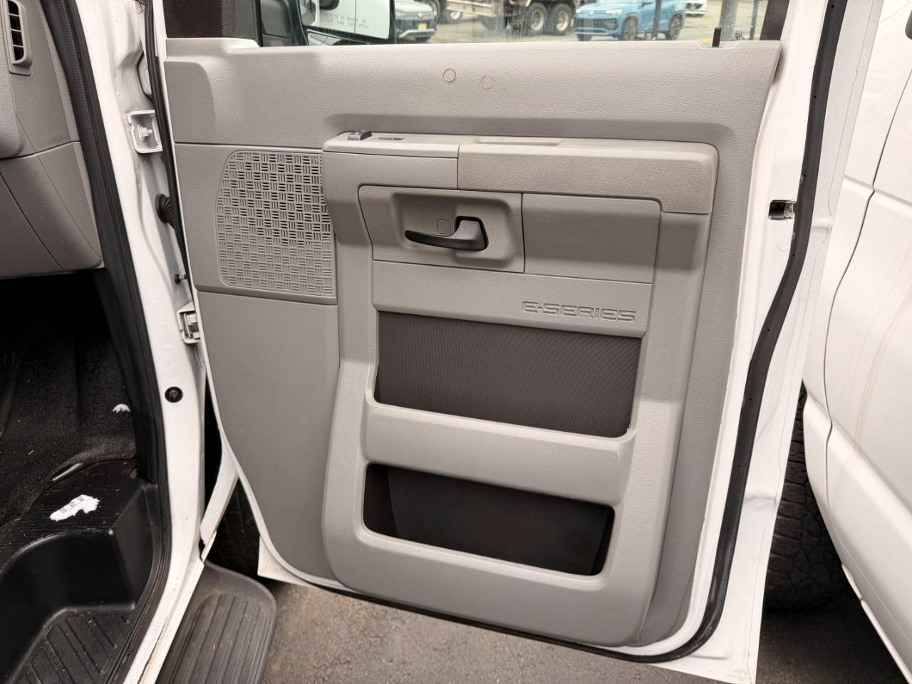 Ford Econoline E-350 XLT Super Duty Extended 2012