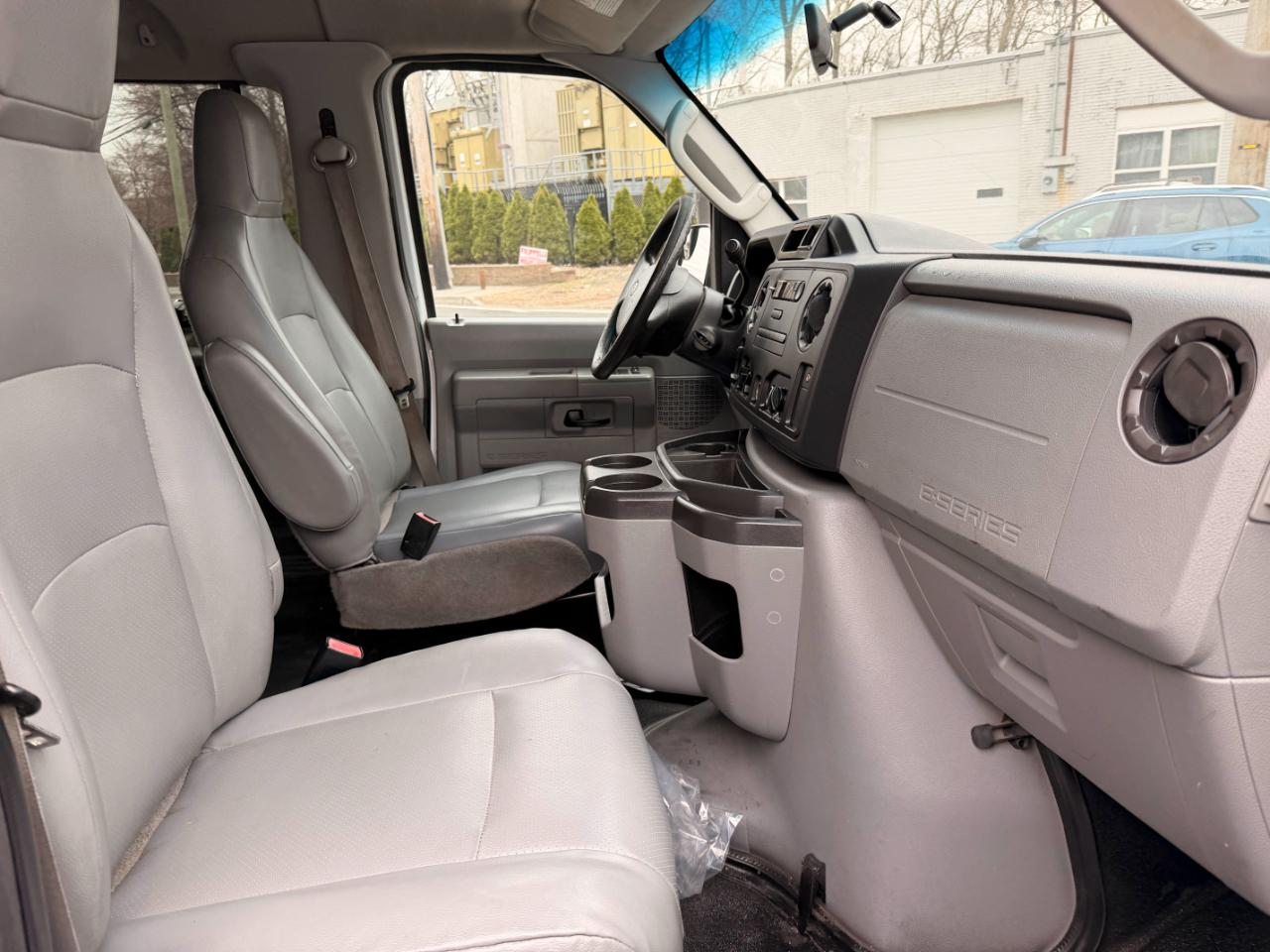 Ford Econoline E-350 XLT Super Duty Extended 2012