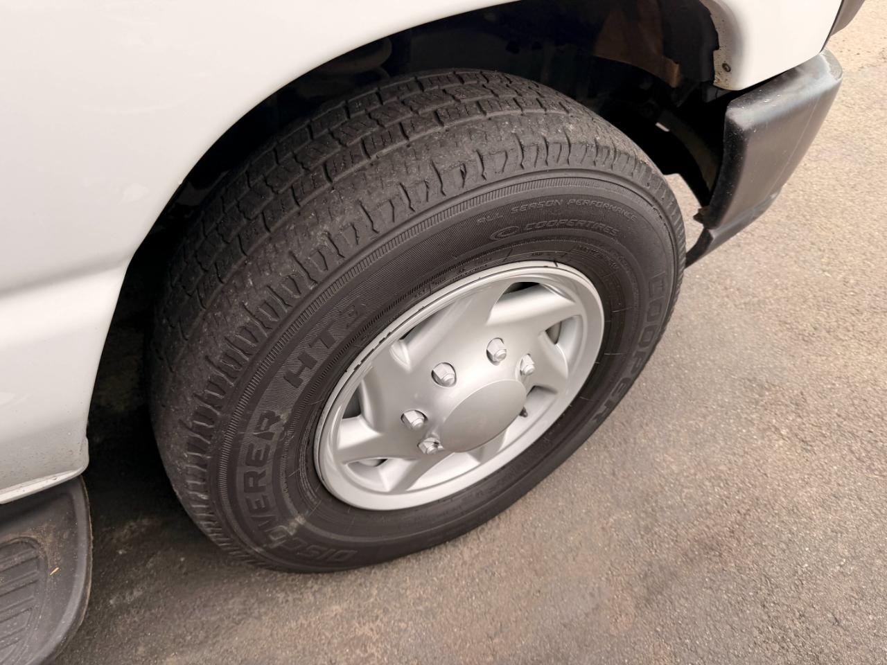 Ford Econoline E-350 XLT Super Duty Extended 2012