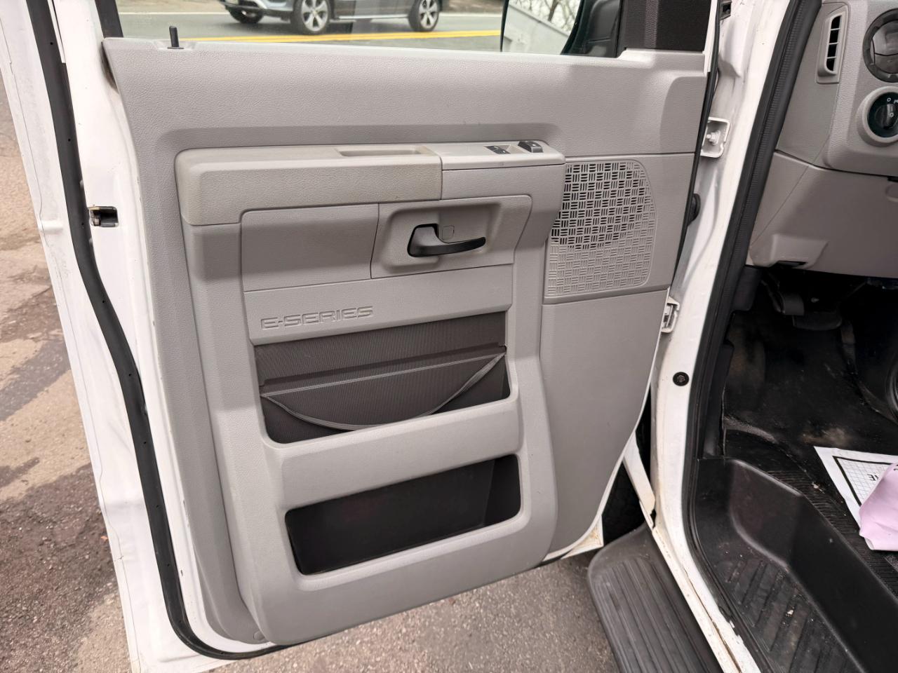 Ford Econoline E-350 XLT Super Duty Extended 2012