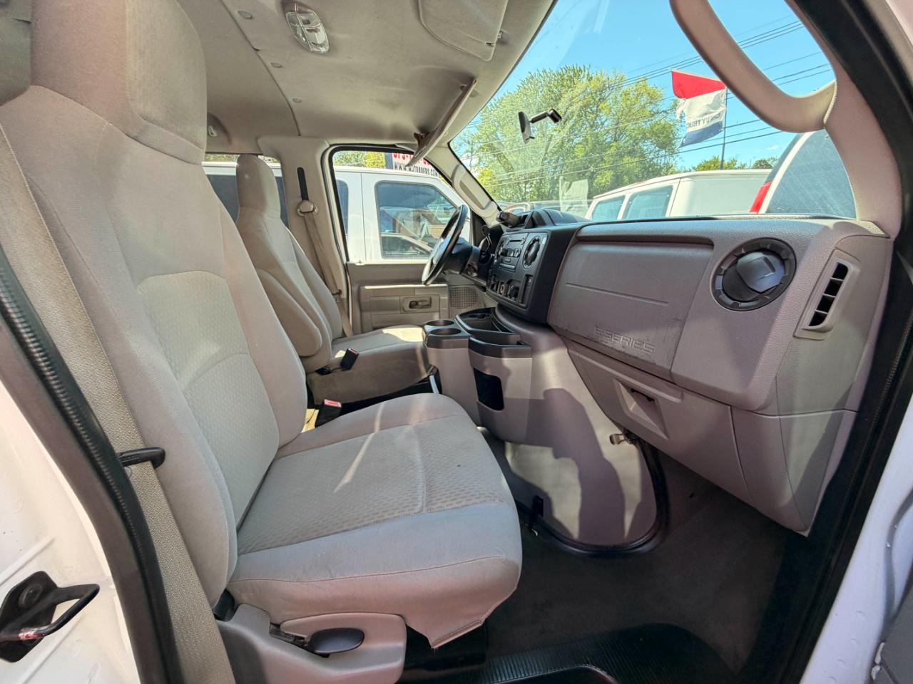 Ford Econoline E-350 XL Super Duty Extended 2010