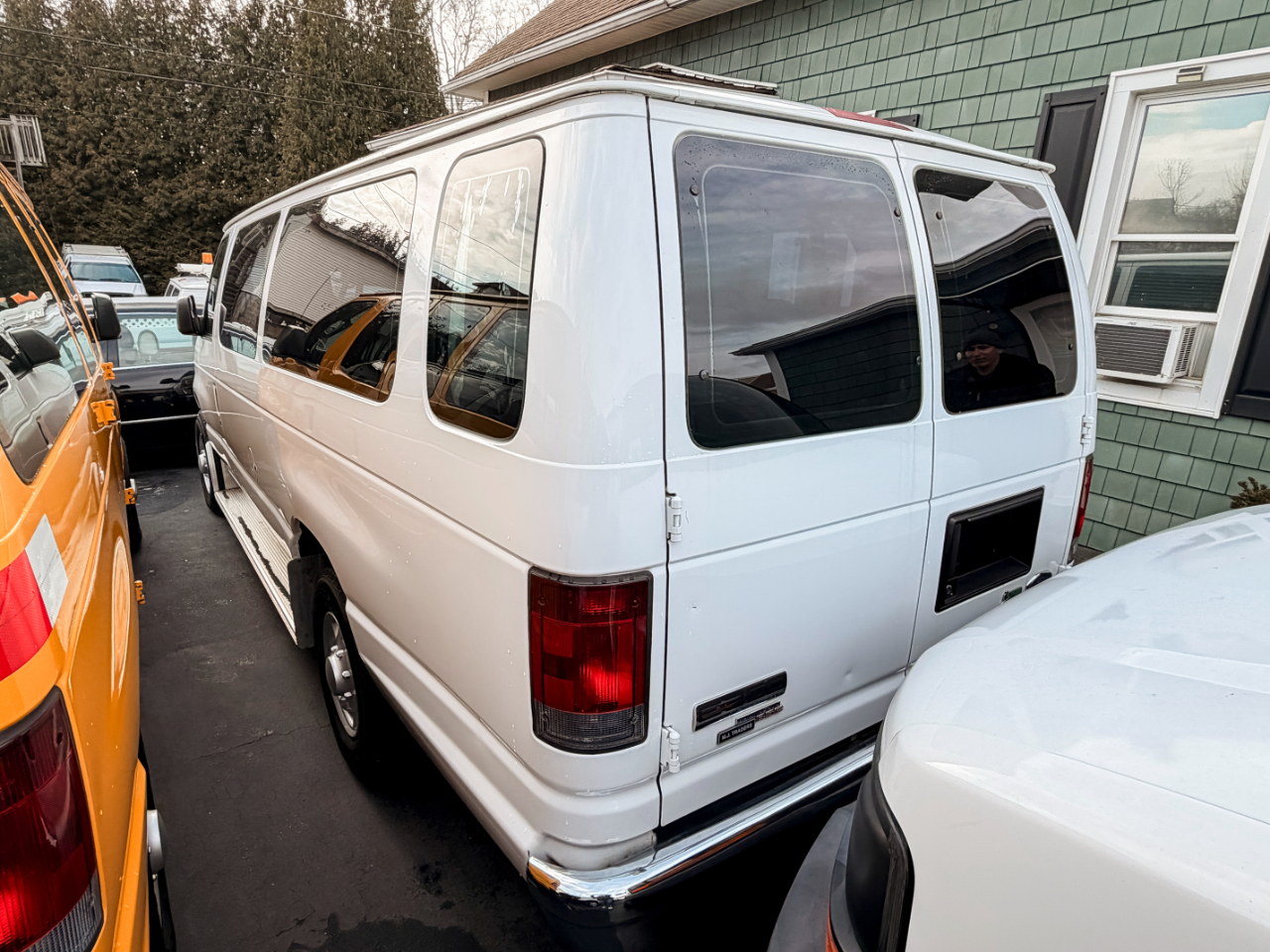 Ford Econoline E-350 XL Super Duty Extended 2010