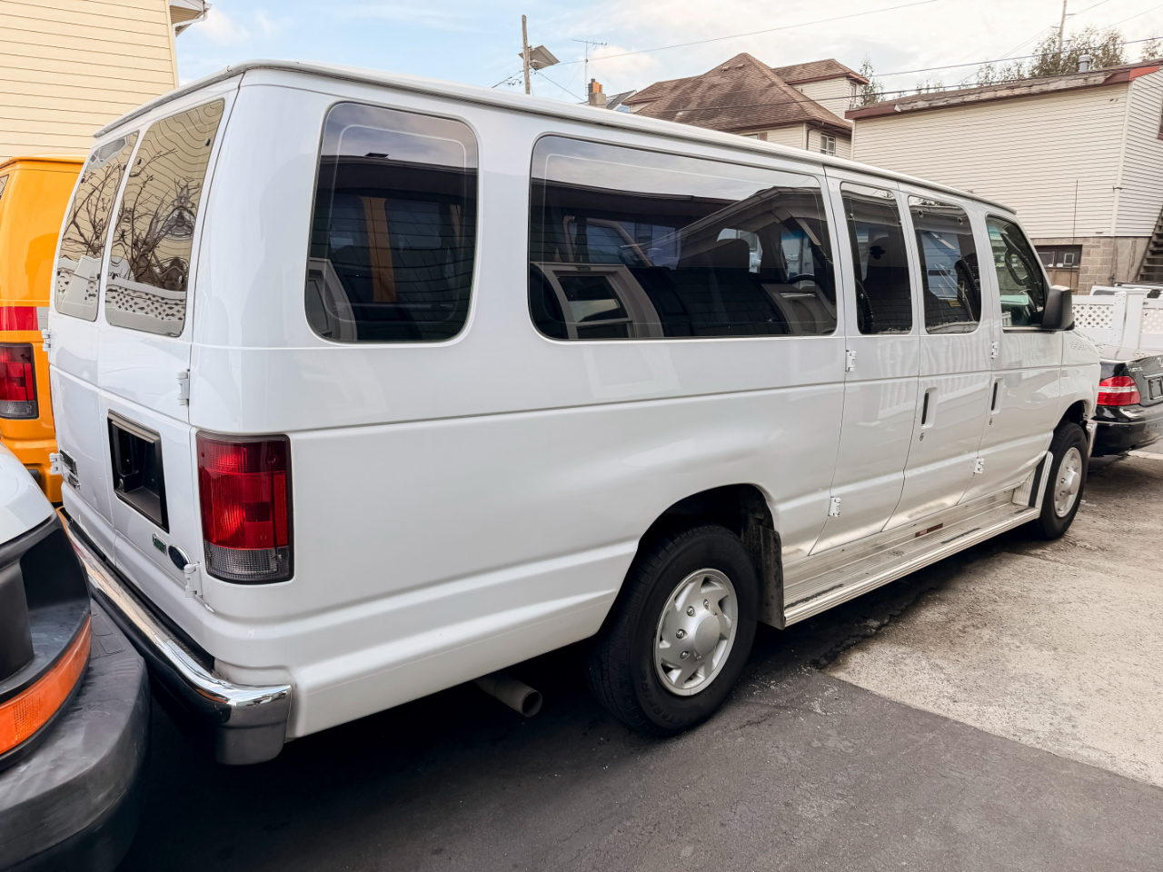 Ford Econoline E-350 XL Super Duty Extended 2010