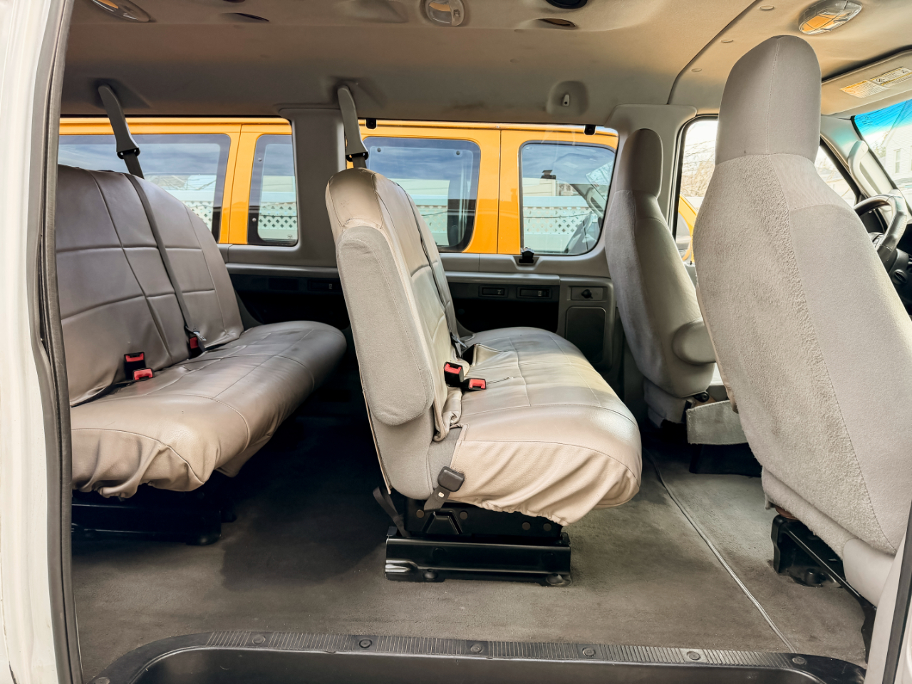 Ford Econoline E-350 XL Super Duty Extended 2010