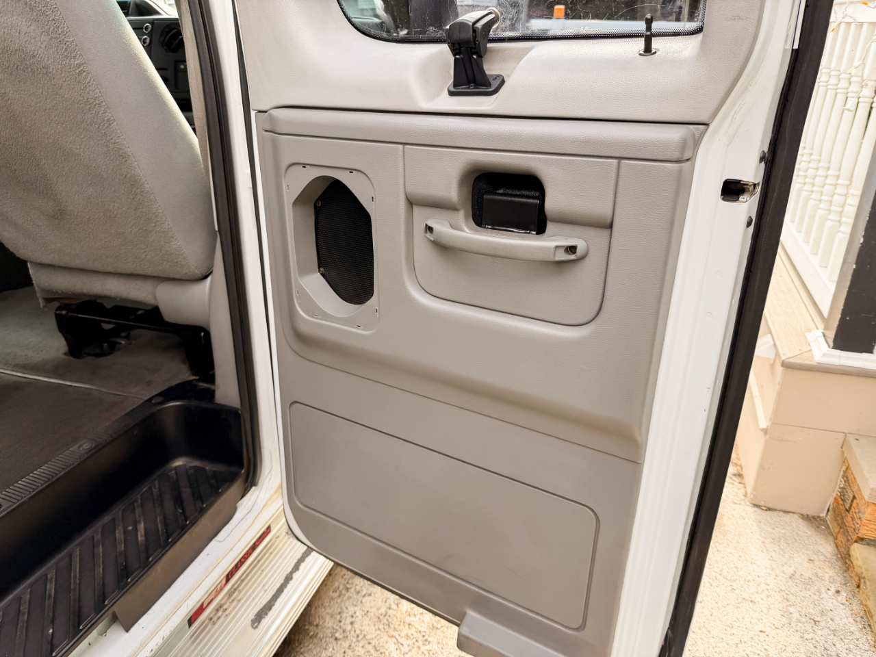 Ford Econoline E-350 XL Super Duty Extended 2010