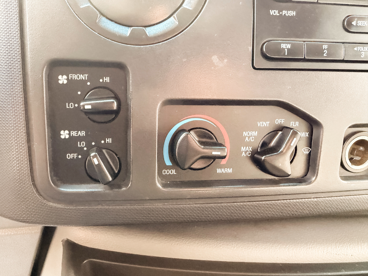 Ford Econoline E-350 XL Super Duty Extended 2010