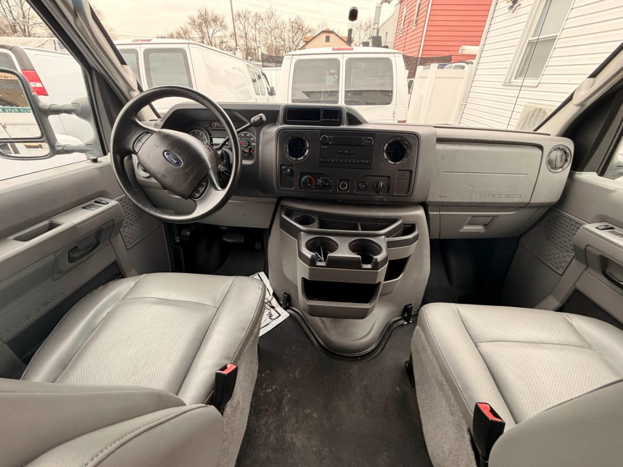 Ford Econoline E-350 Super Duty 2011