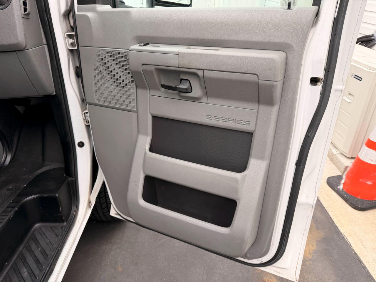 Ford Econoline E-350 Super Duty 2011