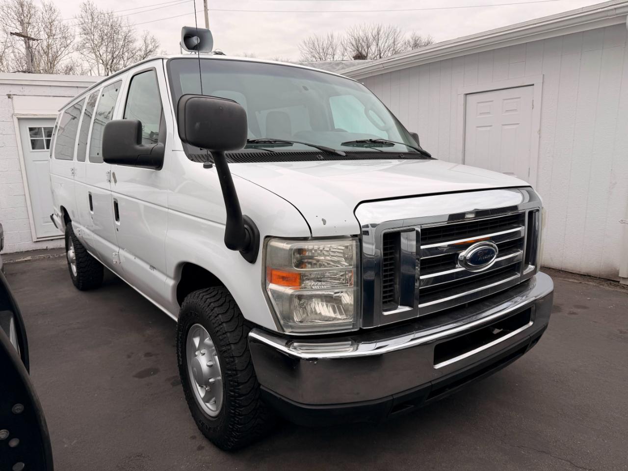 Ford Econoline E-350 XLT Super Duty Extended 2011