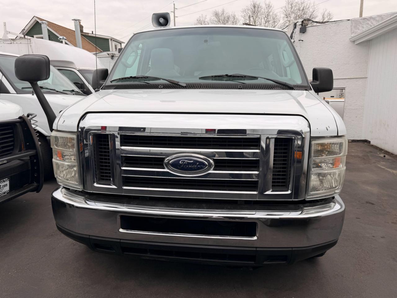 Ford Econoline E-350 XLT Super Duty Extended 2011