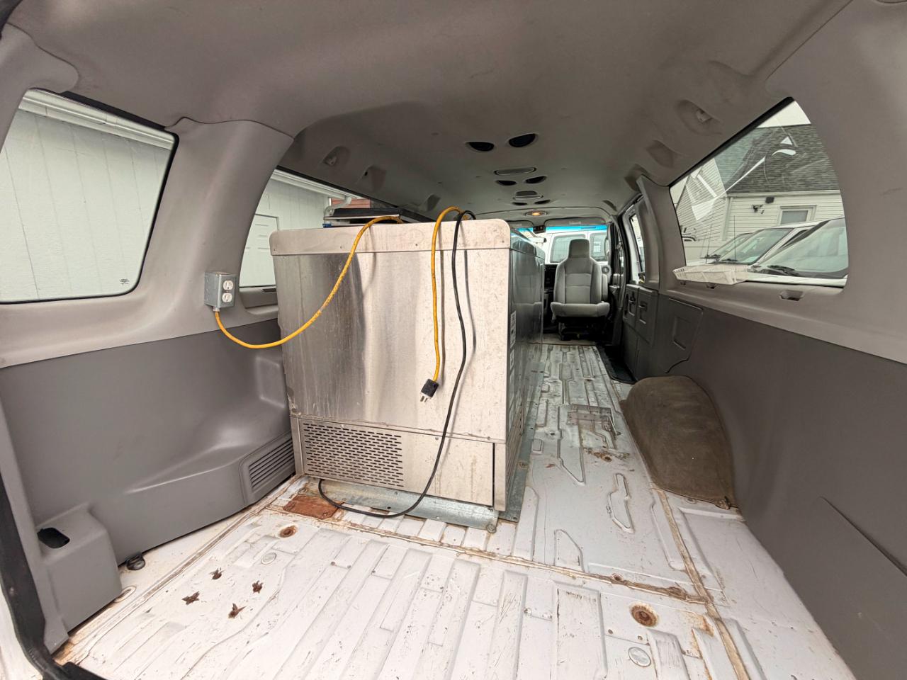 Ford Econoline E-350 XLT Super Duty Extended 2011