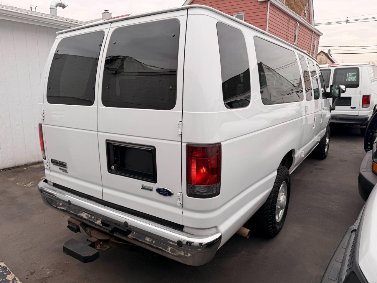 Ford Econoline E-350 XLT Super Duty Extended 2011