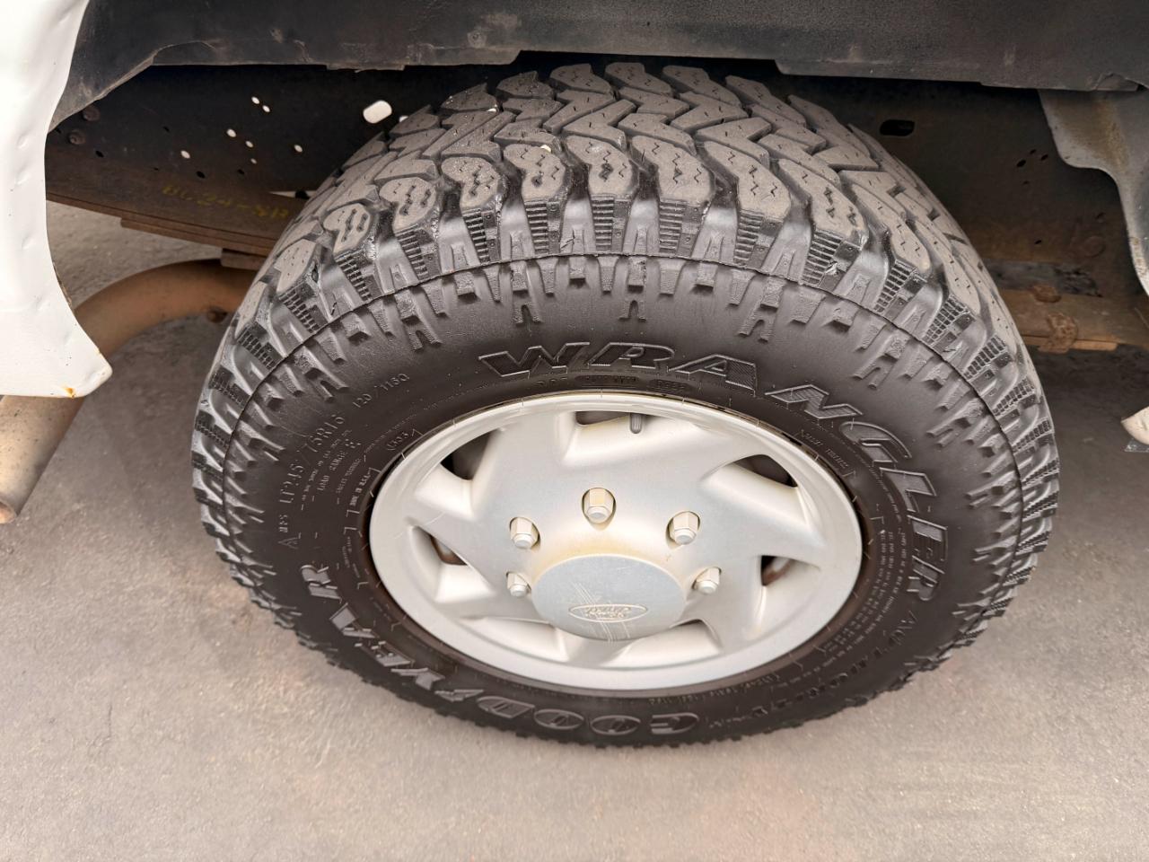 Ford Econoline E-350 XLT Super Duty Extended 2011