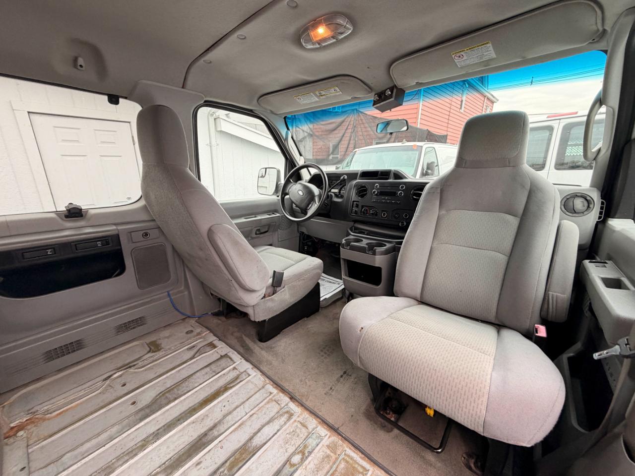 Ford Econoline E-350 XLT Super Duty Extended 2011