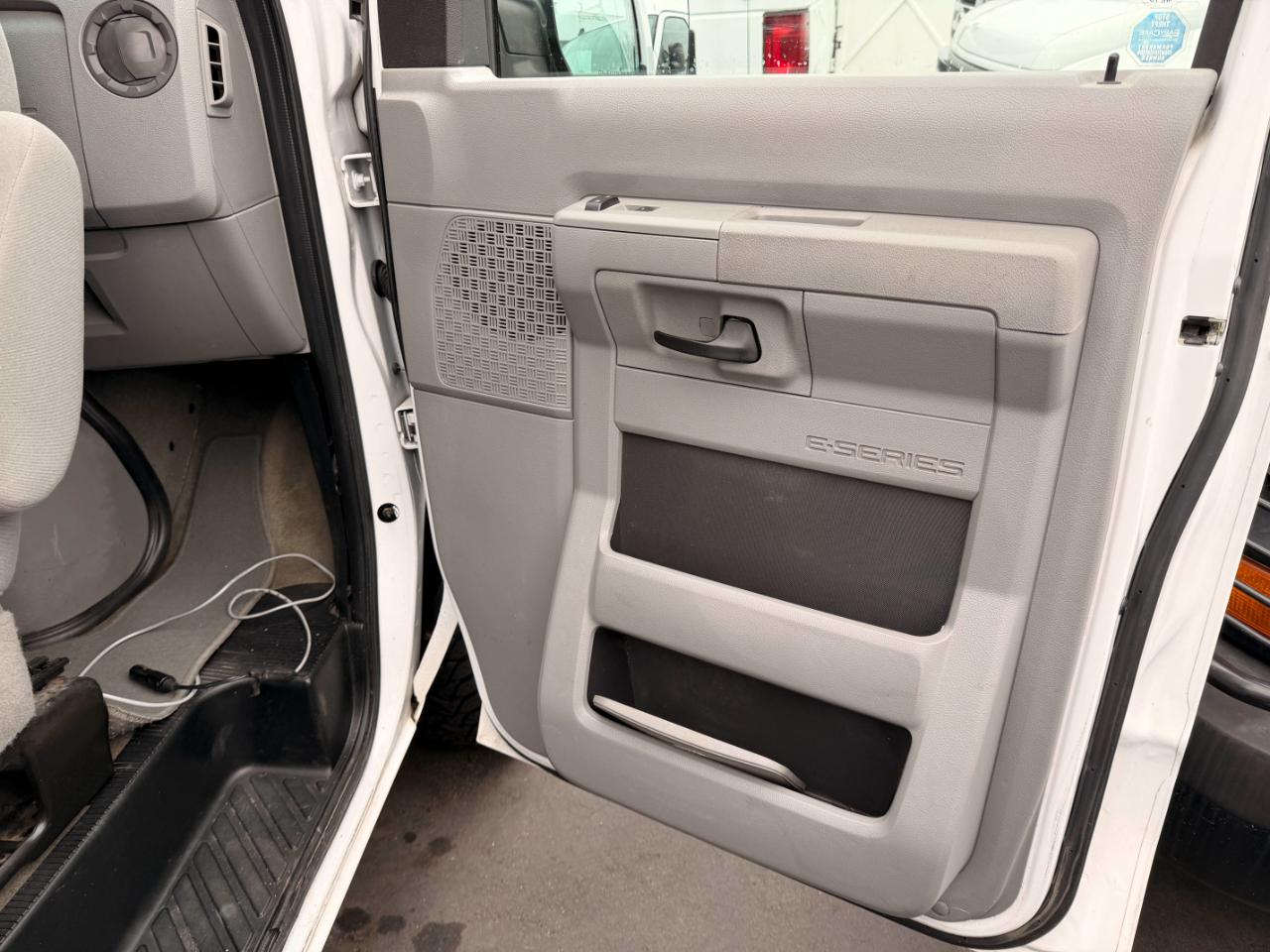 Ford Econoline E-350 XLT Super Duty Extended 2011