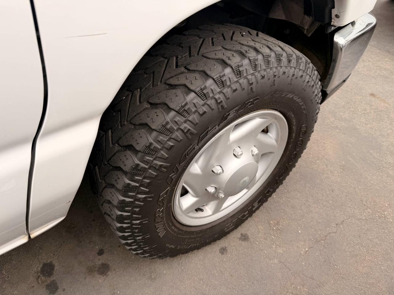 Ford Econoline E-350 XLT Super Duty Extended 2011