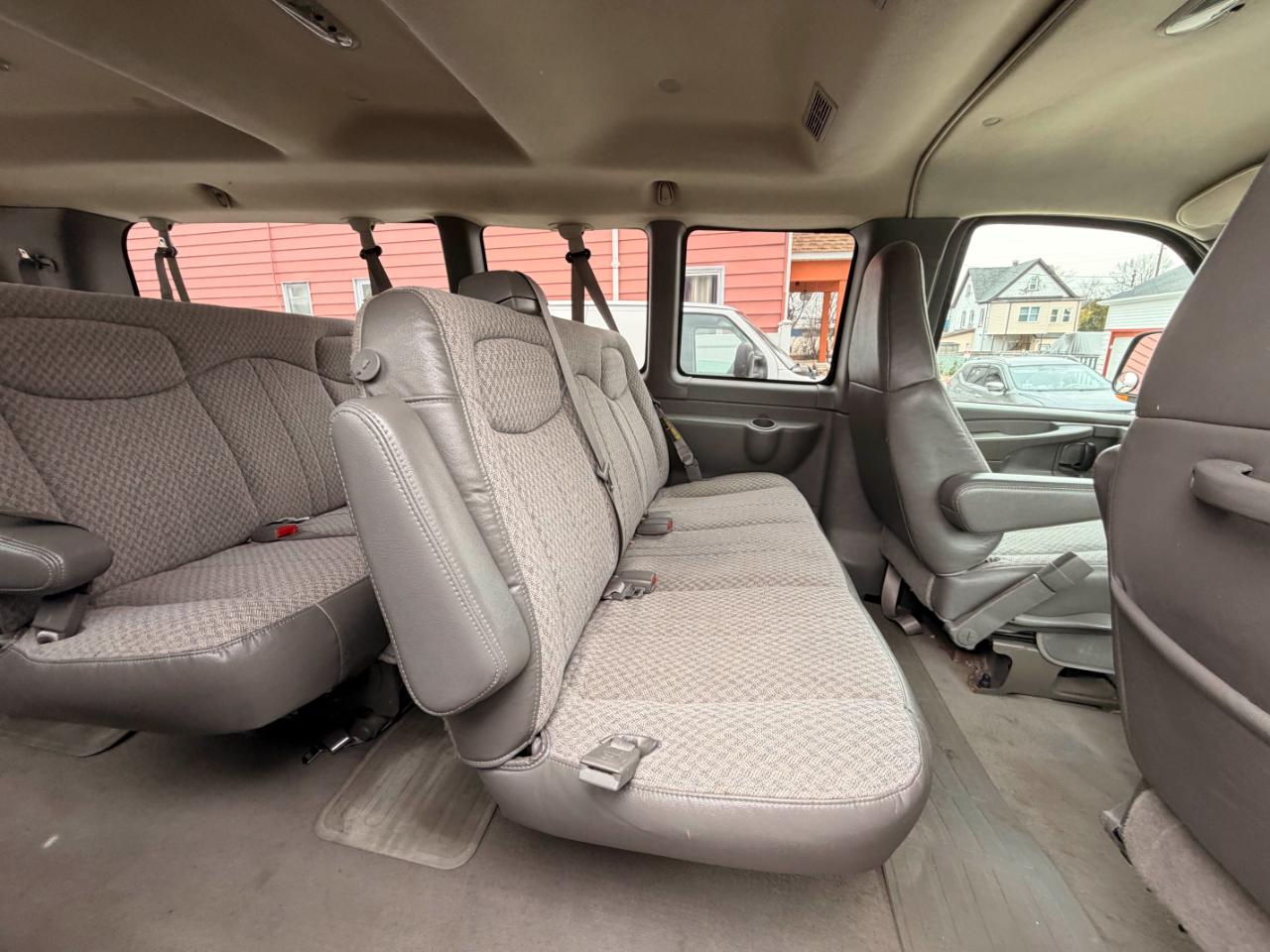 Chevrolet Express 3500 Extended 2004