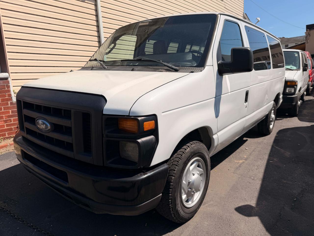 Ford Econoline E-350 XL Super Duty 2013