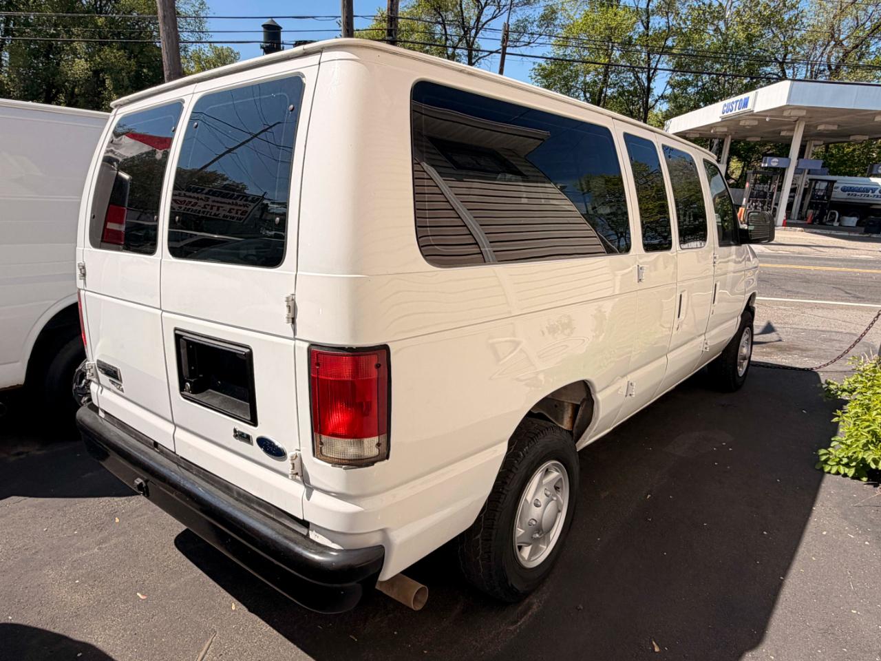 Ford Econoline E-350 XL Super Duty 2013