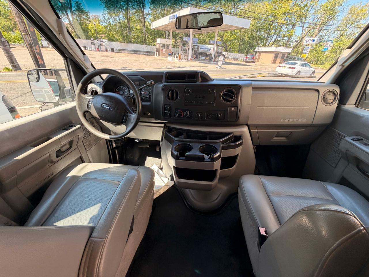 Ford Econoline E-350 XL Super Duty 2013