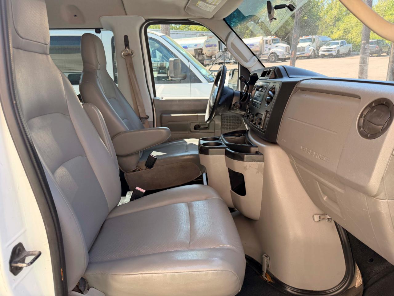 Ford Econoline E-350 XL Super Duty 2013