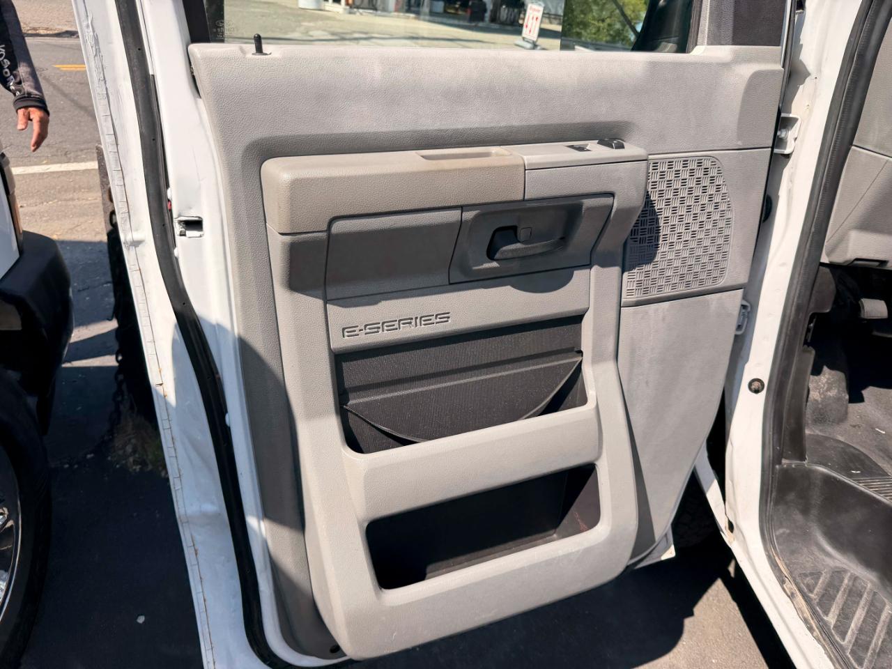 Ford Econoline E-350 XL Super Duty 2013