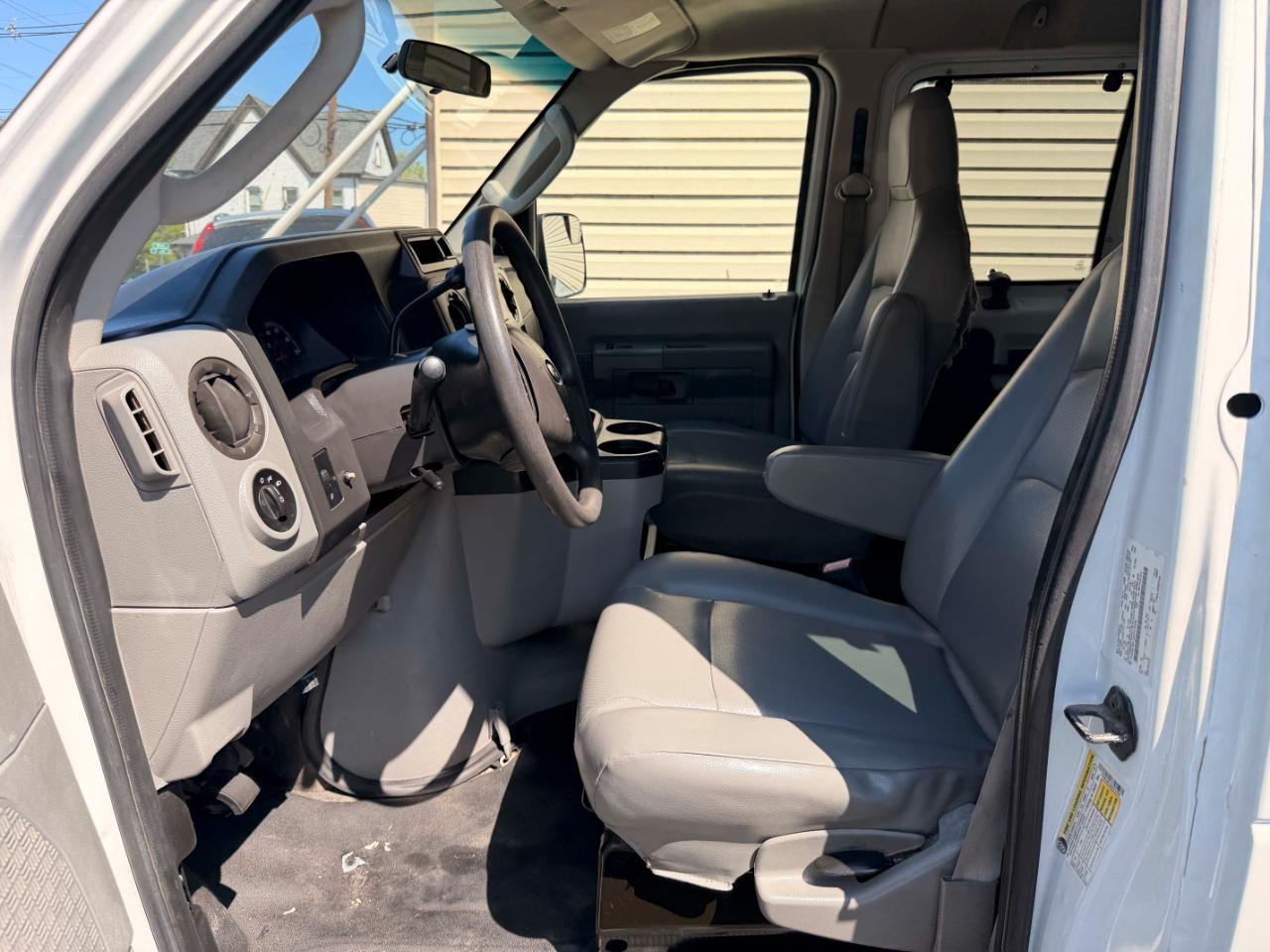 Ford Econoline E-350 XL Super Duty 2013