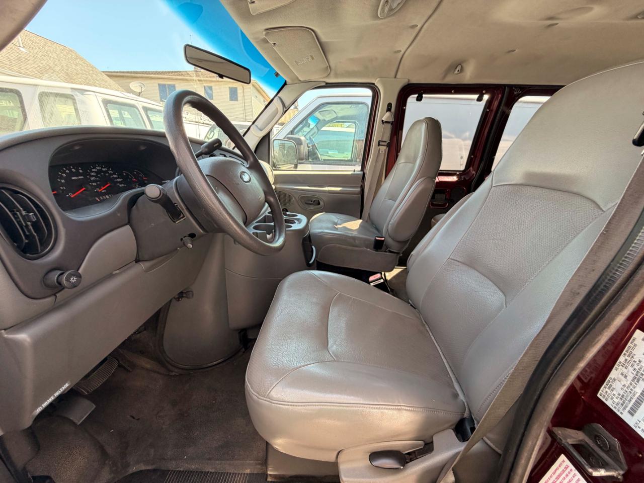 Ford Econoline E-350 XL Super Duty 2004