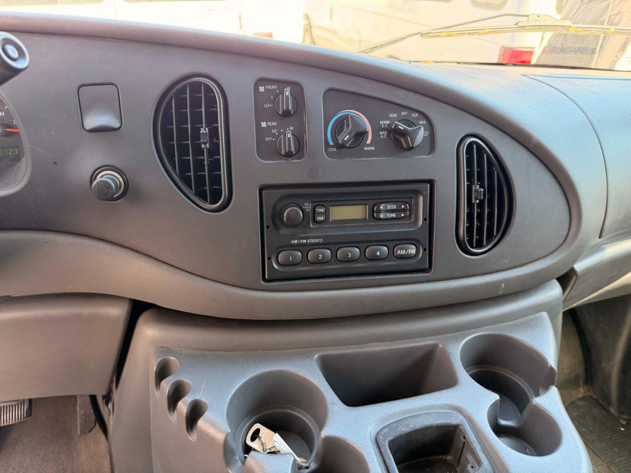 Ford Econoline E-350 XL Super Duty 2004