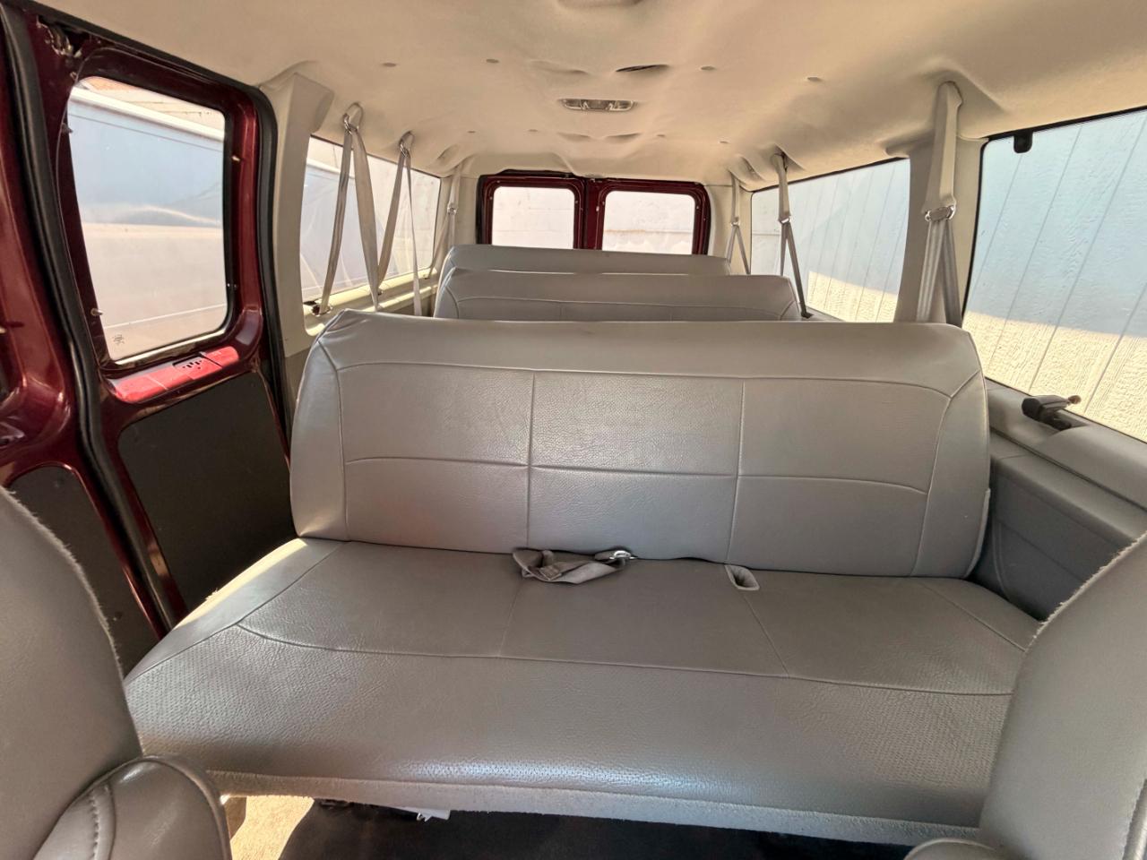 Ford Econoline E-350 XL Super Duty 2004