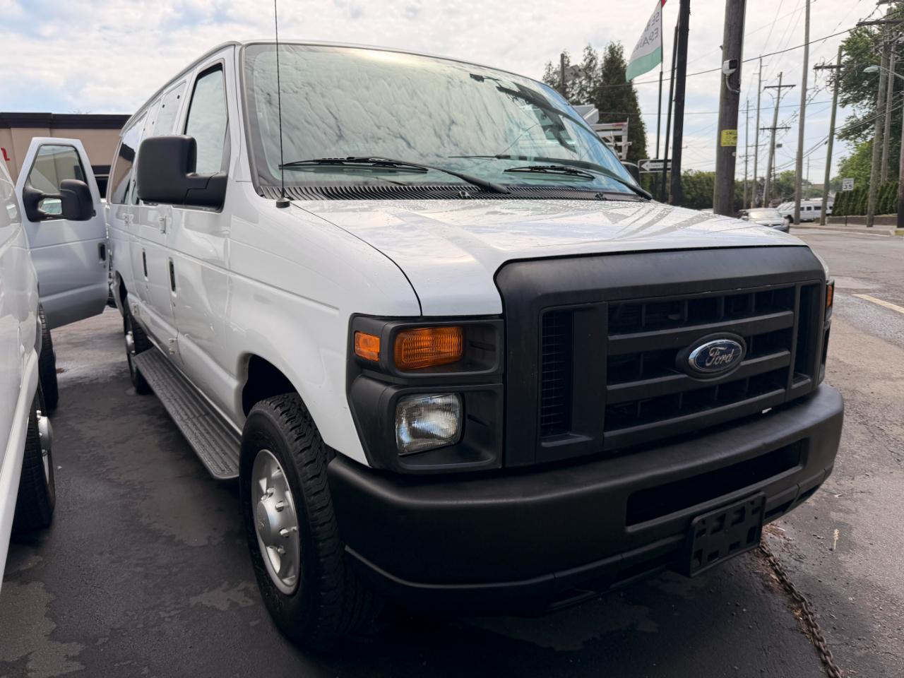Ford Econoline E-350 XLT Super Duty Extended 2011