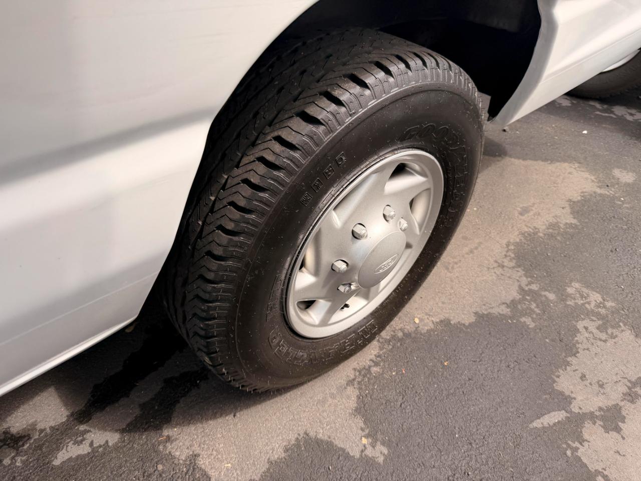 Ford Econoline E-350 XLT Super Duty Extended 2011