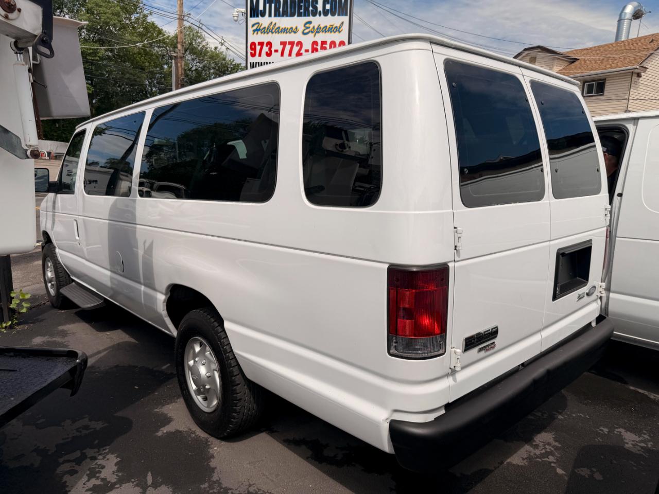 Ford Econoline E-350 XLT Super Duty Extended 2011