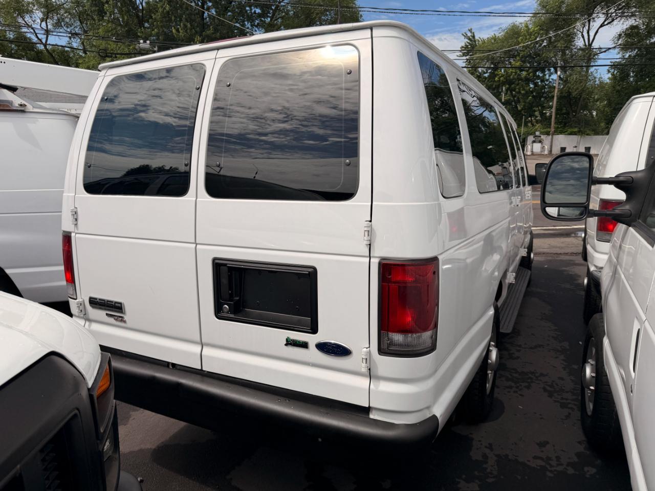 Ford Econoline E-350 XLT Super Duty Extended 2011