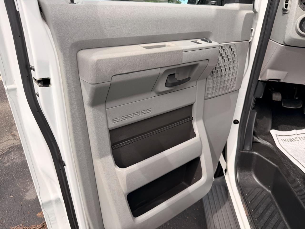 Ford Econoline E-350 XLT Super Duty Extended 2011