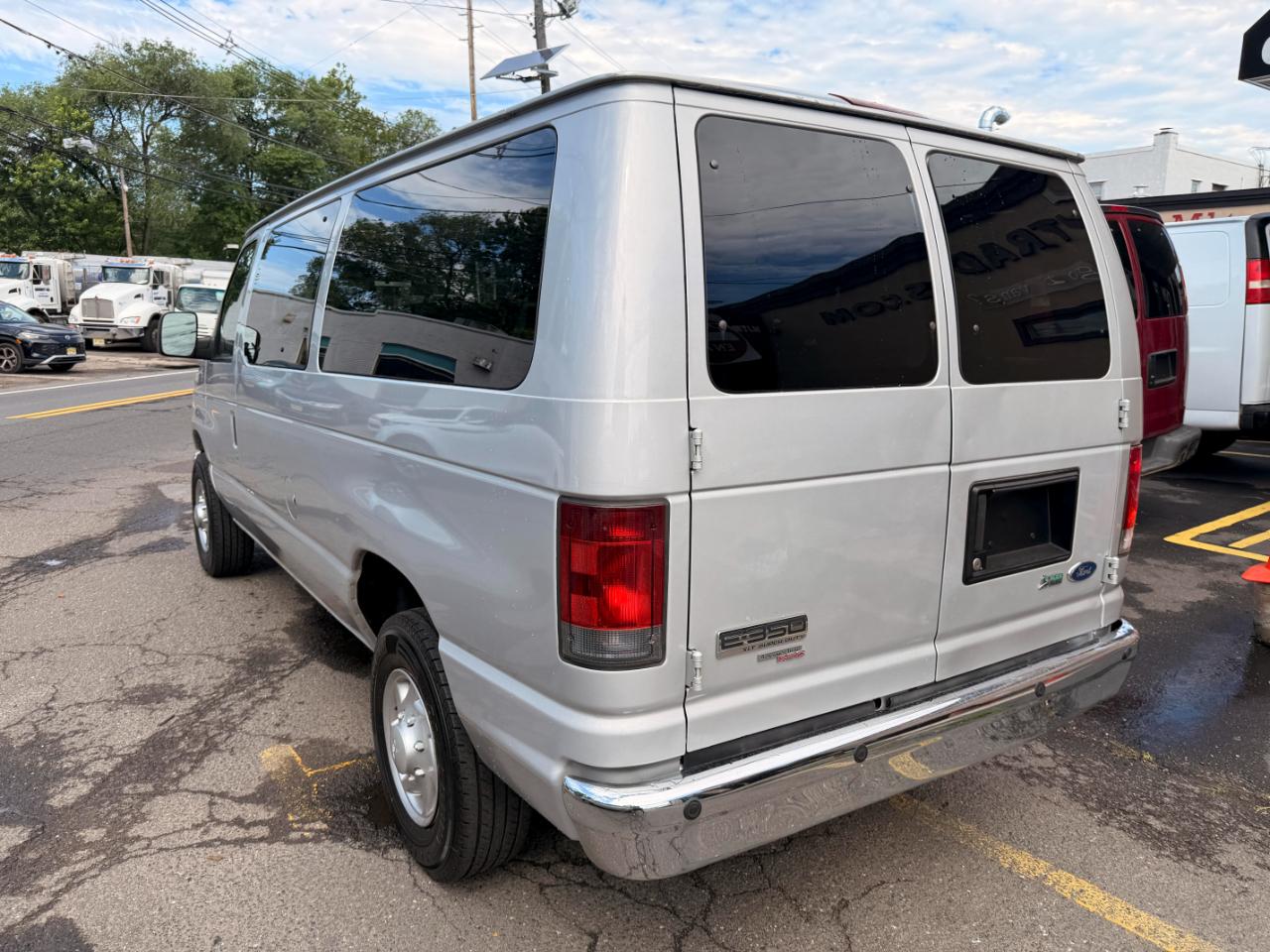 Ford Econoline E-350 XL Super Duty 2009