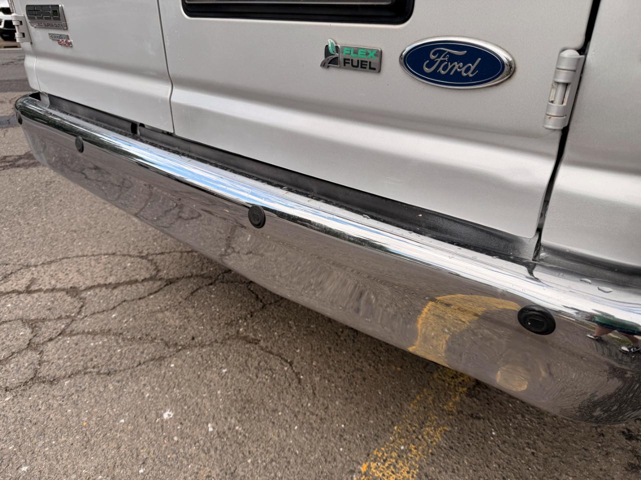 Ford Econoline E-350 XL Super Duty 2009