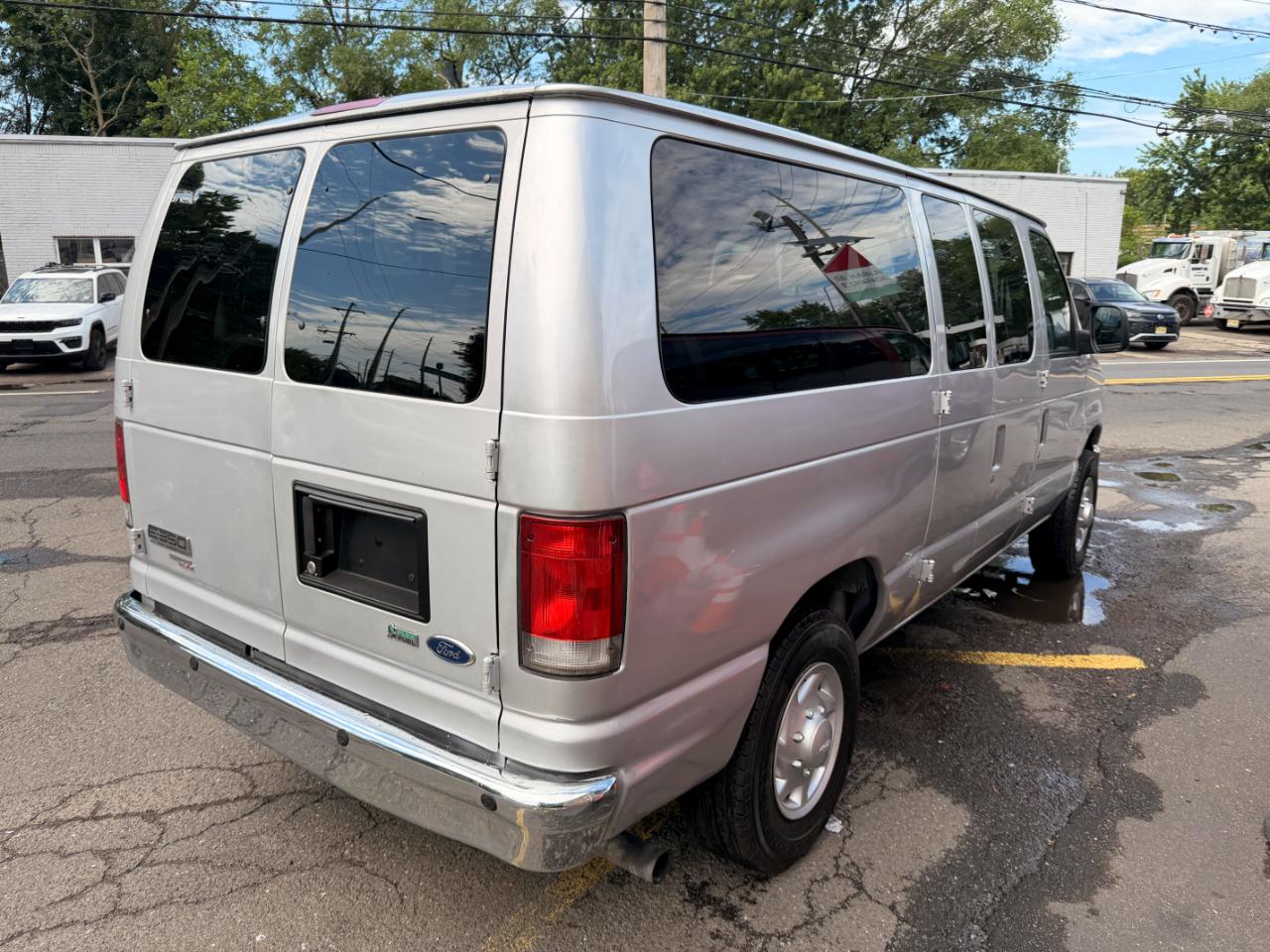 Ford Econoline E-350 XL Super Duty 2009