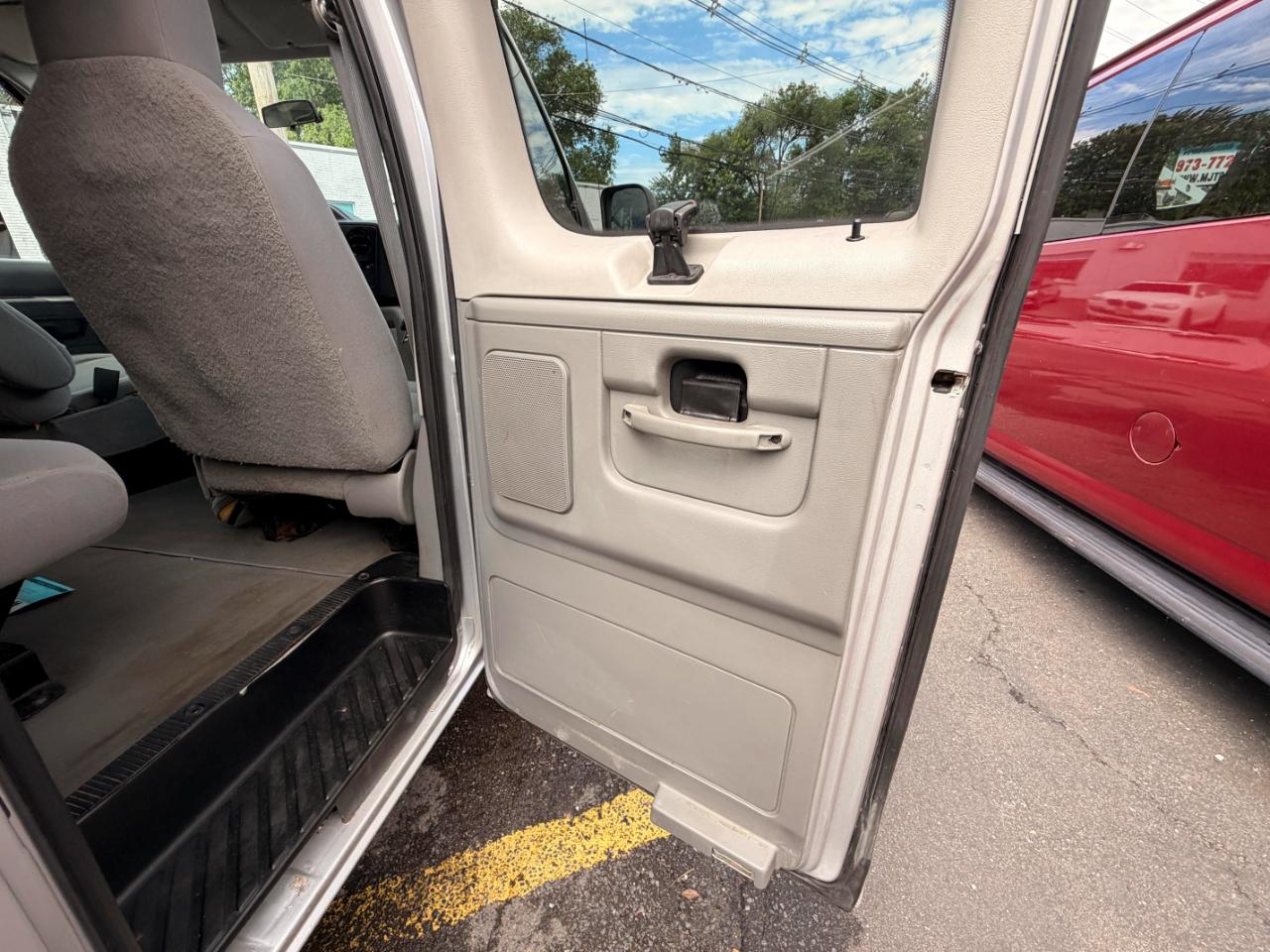 Ford Econoline E-350 XL Super Duty 2009