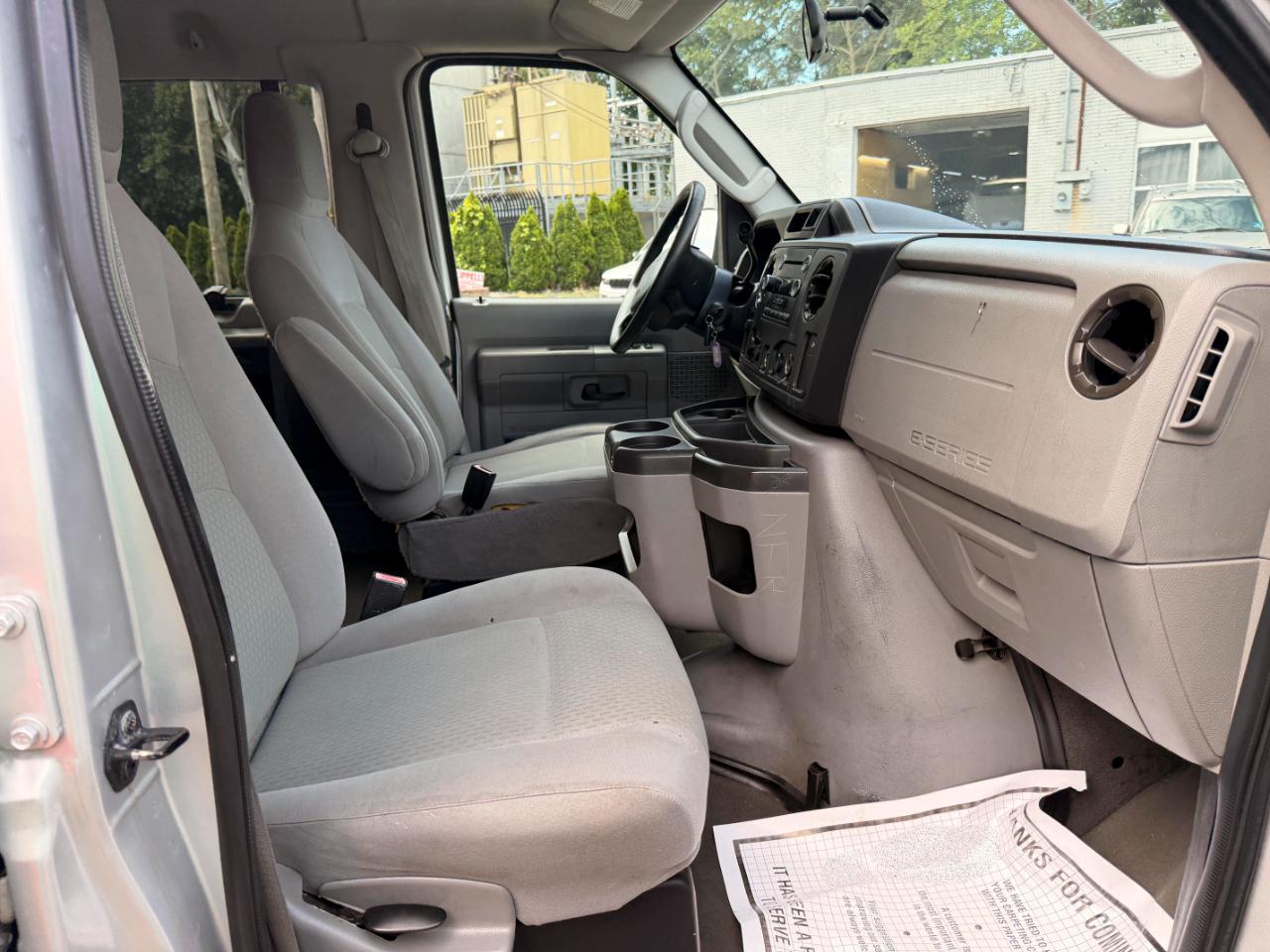 Ford Econoline E-350 XL Super Duty 2009