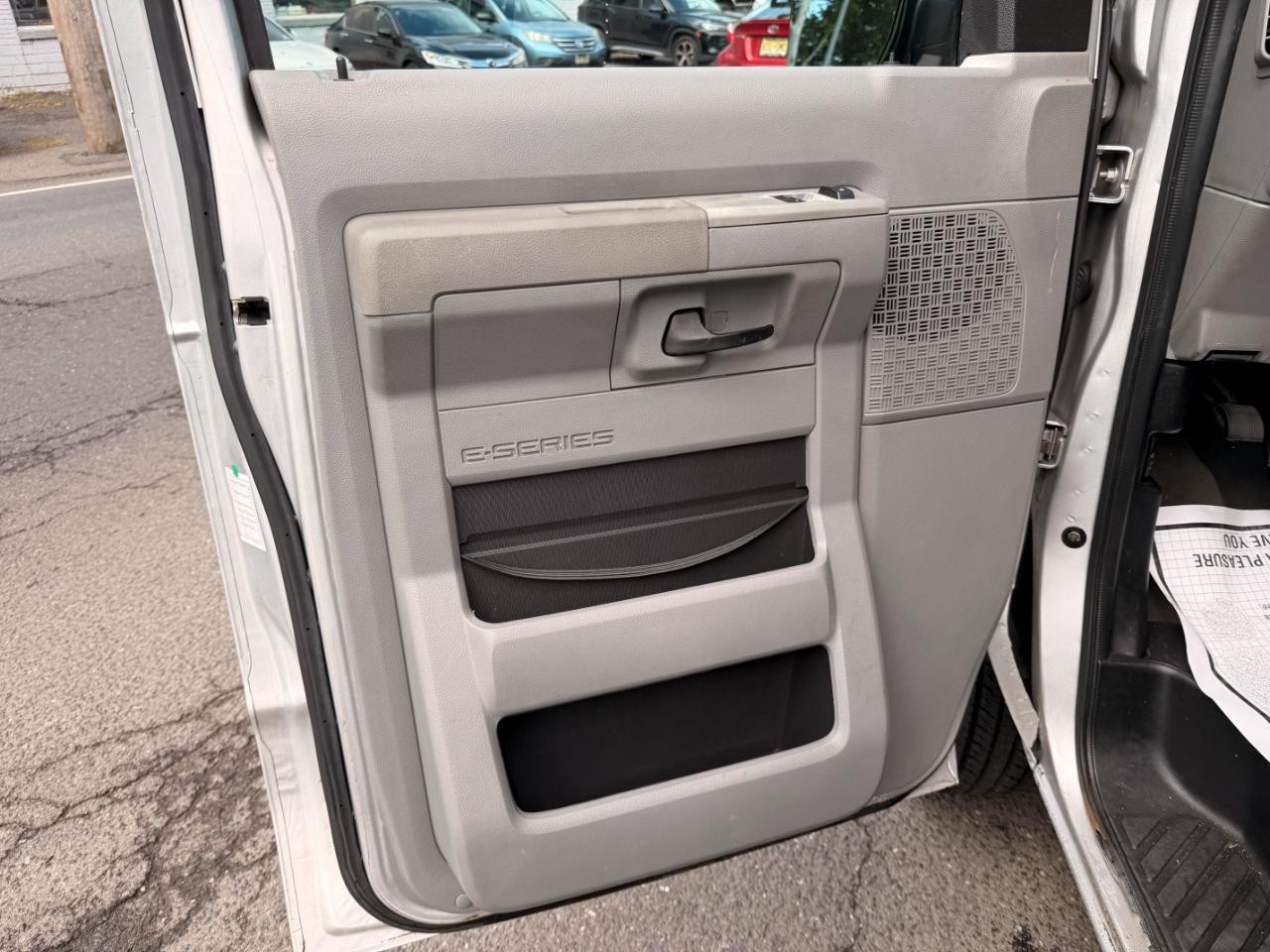 Ford Econoline E-350 XL Super Duty 2009
