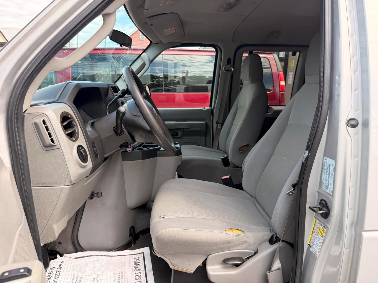 Ford Econoline E-350 XL Super Duty 2009