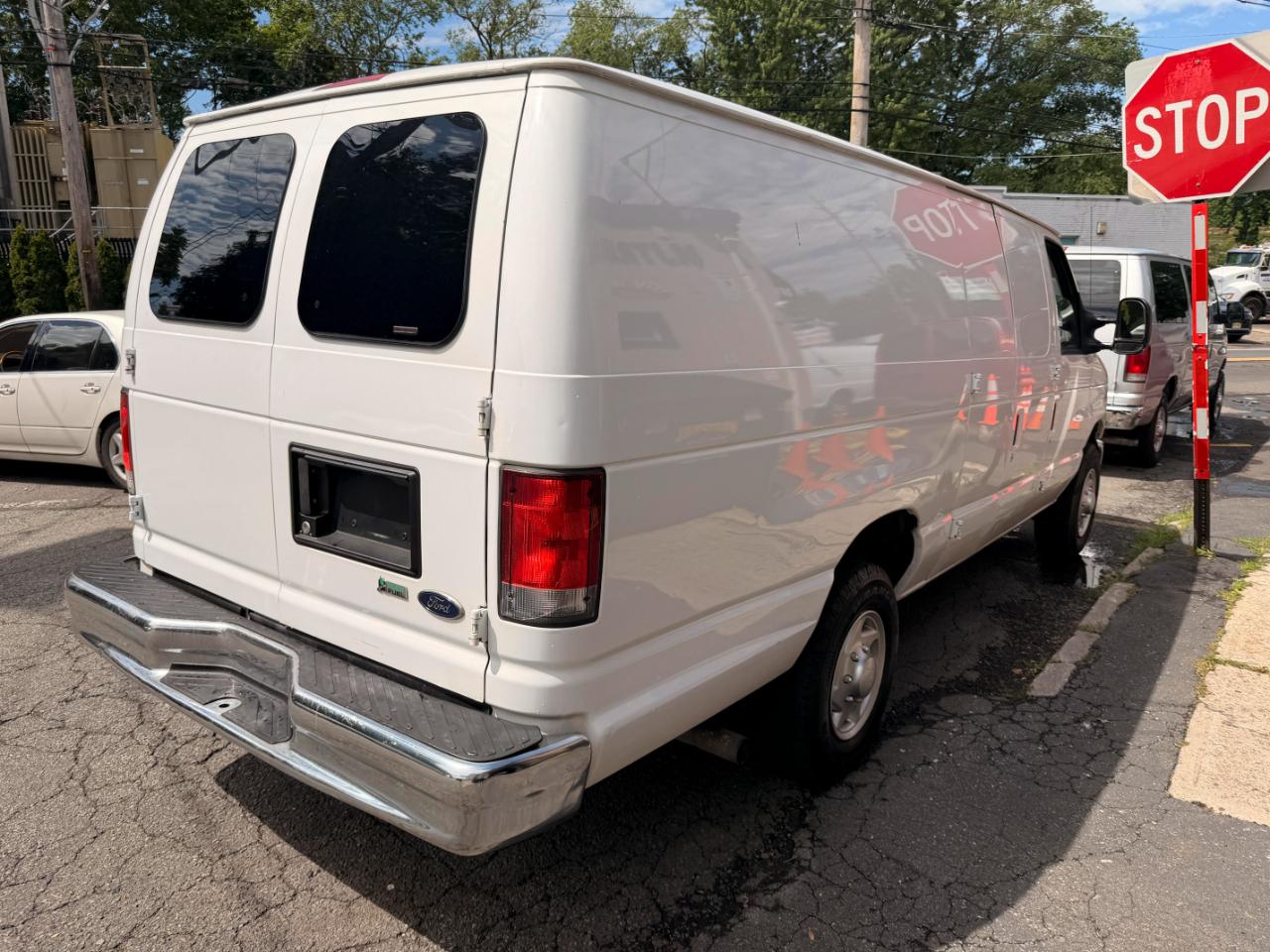 Ford Econoline E-350 Super Duty Extended 2014