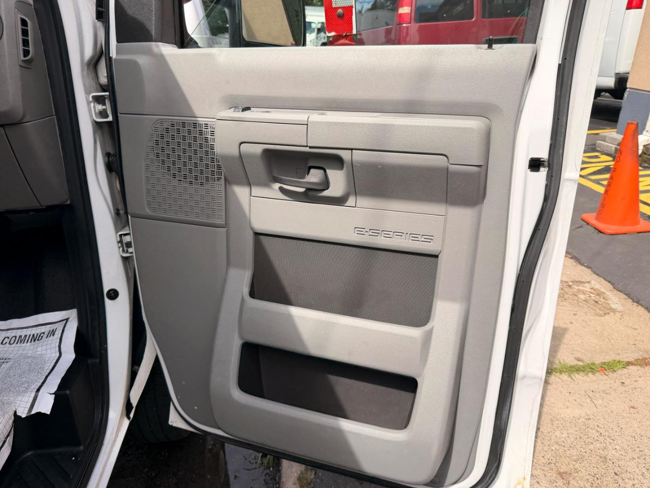 Ford Econoline E-350 Super Duty Extended 2014